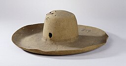 Hoed, met kogelgat, van Ernst Casimir Hoed, met kogelgat, die Ernst Casimir droeg tijdens het beleg van Roermond, NG-NM-7445