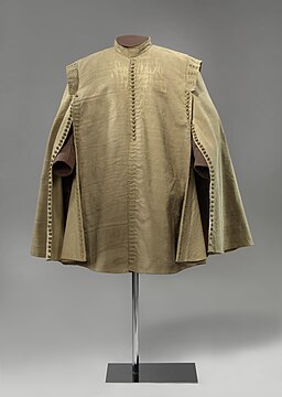 Ruitermantel van Ernst Casimir I Ruitermantel van grauwe wol met staand boord en schouderkleppen, versierd met knopen en knoopsgaten van metaaldraad, waarschijnlijk gedragen door Ernst Casimir tijdens het beleg van Roer, NG-NM-1097