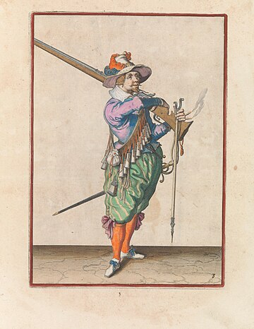Soldaat die zijn musket van zijn schouder neemt Corte onderrechtinghe op de figuerliicke afbeeldinghe, soo veel aengaet het recht ghebruyck vant Musquet (originele serietitel), NG-2016-65-46
