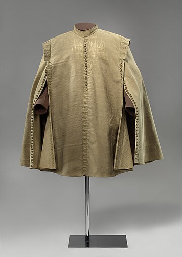 Ruitermantel van Ernst Casimir I Ruitermantel van grauwe wol met staand boord en schouderkleppen, versierd met knopen en knoopsgaten van metaaldraad, waarschijnlijk gedragen door Ernst Casimir tijdens het beleg van Roer, NG-NM-1097