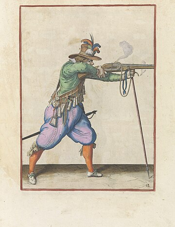 Soldaat die zijn musket, steunend op zijn furket, afvuurt Corte onderrechtinghe op de figuerliicke afbeeldinghe, soo veel aengaet het recht ghebruyck vant Musquet (originele serietitel), NG-2016-65-55